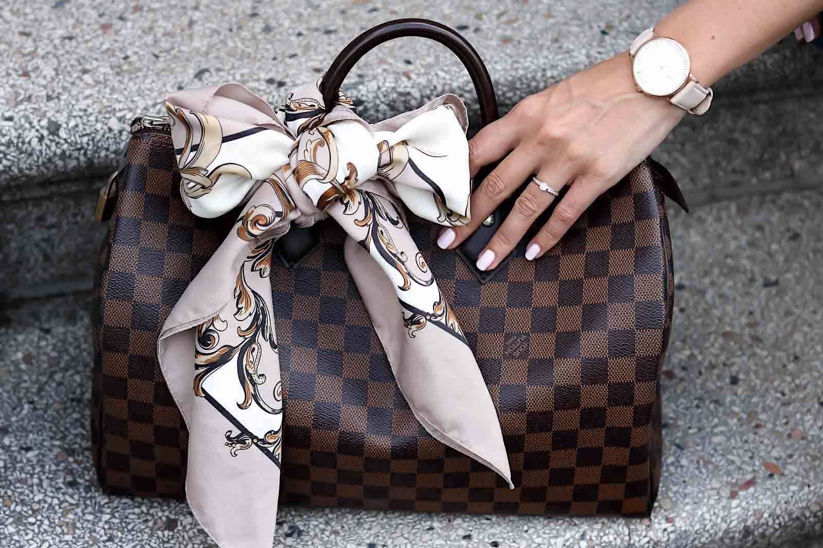 Как повязать платок на сумку. Сумка Louis Vuitton Speedy 35. Твилли Louis Vuitton. Луи Виттон дизайнер. Луи Виттон Speedy.